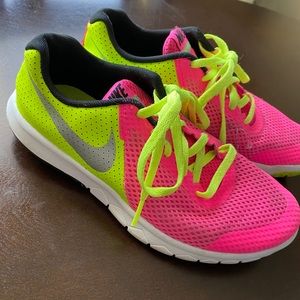 Nike Flex Experience RN5 in hot pink and yellow